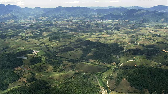 农场在丘陵山谷附近的塞拉多斯Orgãos -鸟瞰图-里约热内卢的里约热内卢，巴西视频下载