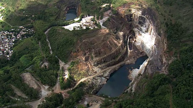老采矿洞附近贝洛奥里藏特-鸟瞰图-米纳斯吉拉斯州，巴西视频下载