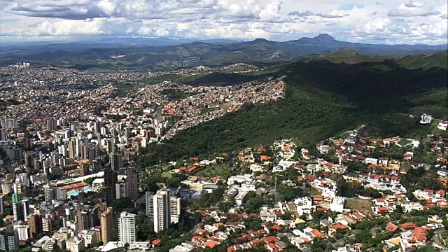 贝洛奥里藏特在广角镜头-鸟瞰-米纳斯吉拉斯州，贝洛奥里藏特，巴西视频下载