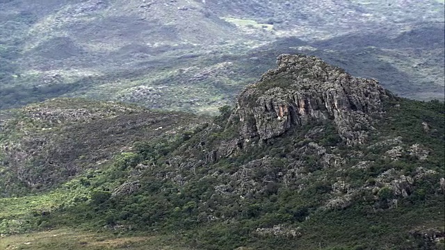 岩石景观，米纳斯吉拉斯州-鸟瞰图-米纳斯吉拉斯州，迪亚曼蒂纳，巴西视频下载