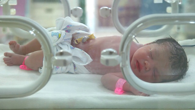 分娩后在托儿所出生的新生儿视频素材