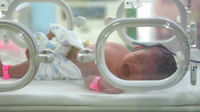 分娩后在育婴室测量新生儿的脉搏视频素材