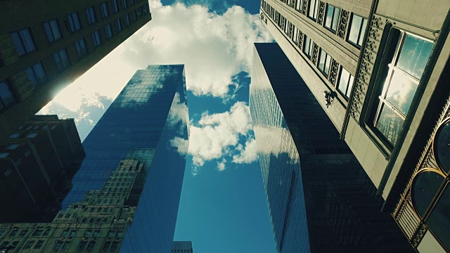 从街上看纽约城的摩天大楼视频素材