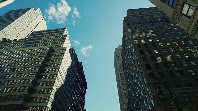 从街上看纽约城的摩天大楼视频素材