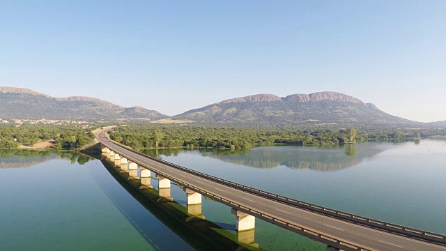 南非豪登省哈特比斯波特大坝上的混凝土桁架公路桥视频下载