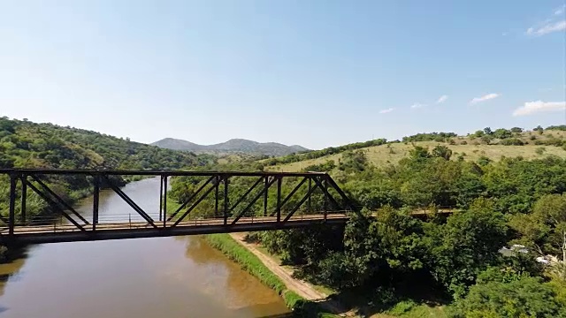 南非豪登鳄鱼河，击柱桥和桁架桥视频下载