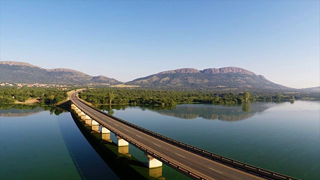 南非豪登省哈特比斯波特大坝上的混凝土桁架公路桥视频下载