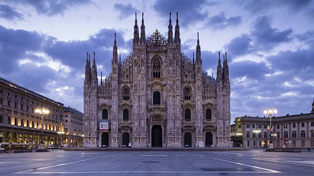 意大利米兰大教堂和大教堂广场的夜晚和白天。视频下载