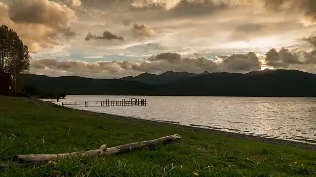落日时间在特阿瑙湖边的码头视频素材