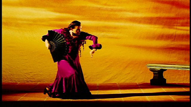 西班牙妇女在当地的服装与球迷弗拉门戈舞蹈在工作室的背景视频下载