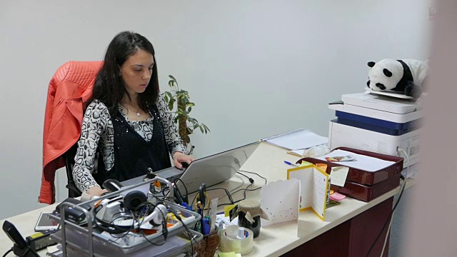 在办公室工作的年轻女人视频下载