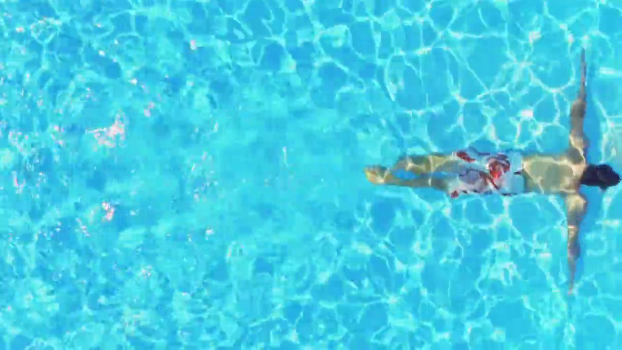 慢动作男子在游泳池里游泳视频素材