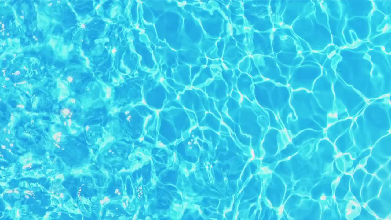 SLO MO CS水晶水在游泳池在一个阳光明媚的日子视频素材