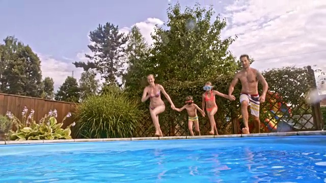 一家四口在游泳池里竖起大拇指视频下载