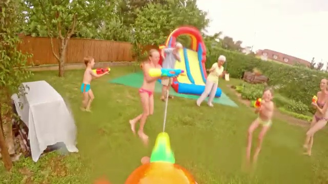 儿童派对上的水枪大战视频素材