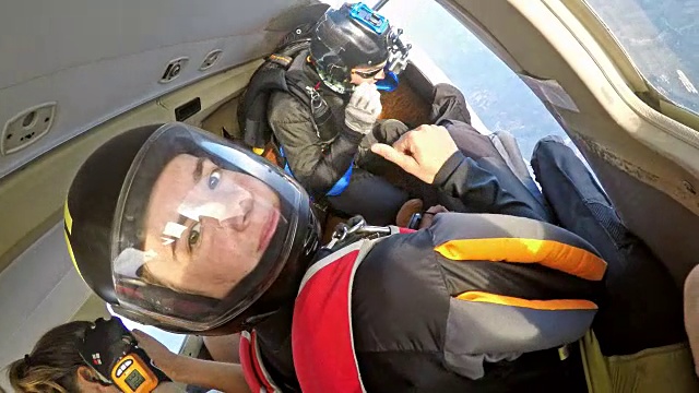 跳伞运动员准备从飞机上跳下去视频素材