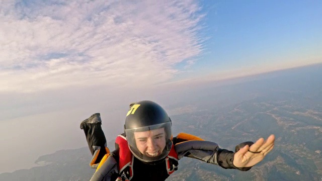 女跳伞运动员在空中送吻视频下载