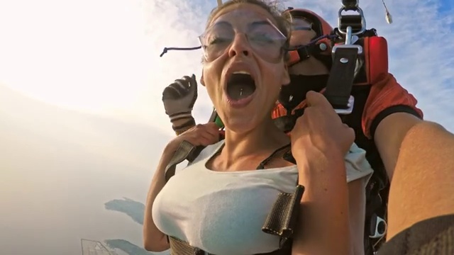 一名女子在她的第一次双人跳伞中兴奋不已视频素材