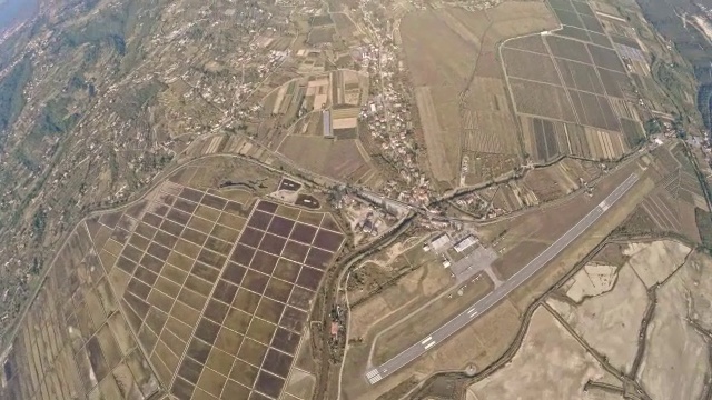 POV跳伞俯瞰下面的乡村视频素材