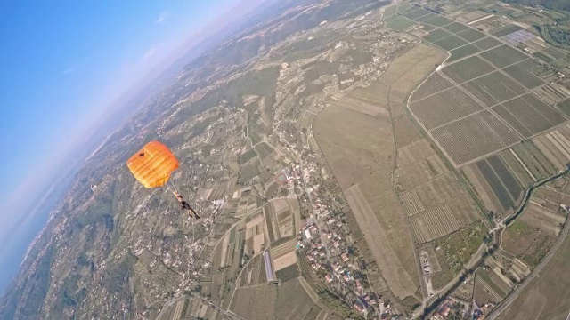 POV跳伞者与朋友在空中视频下载