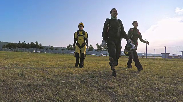 跳伞者在机场的空地上行走视频素材