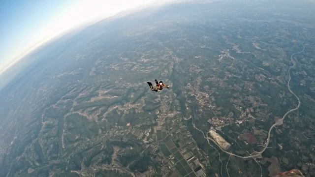 太阳落山时，两名跳伞者在空中视频素材