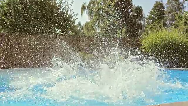SLO MO CS夫妇一起跳进游泳池视频素材
