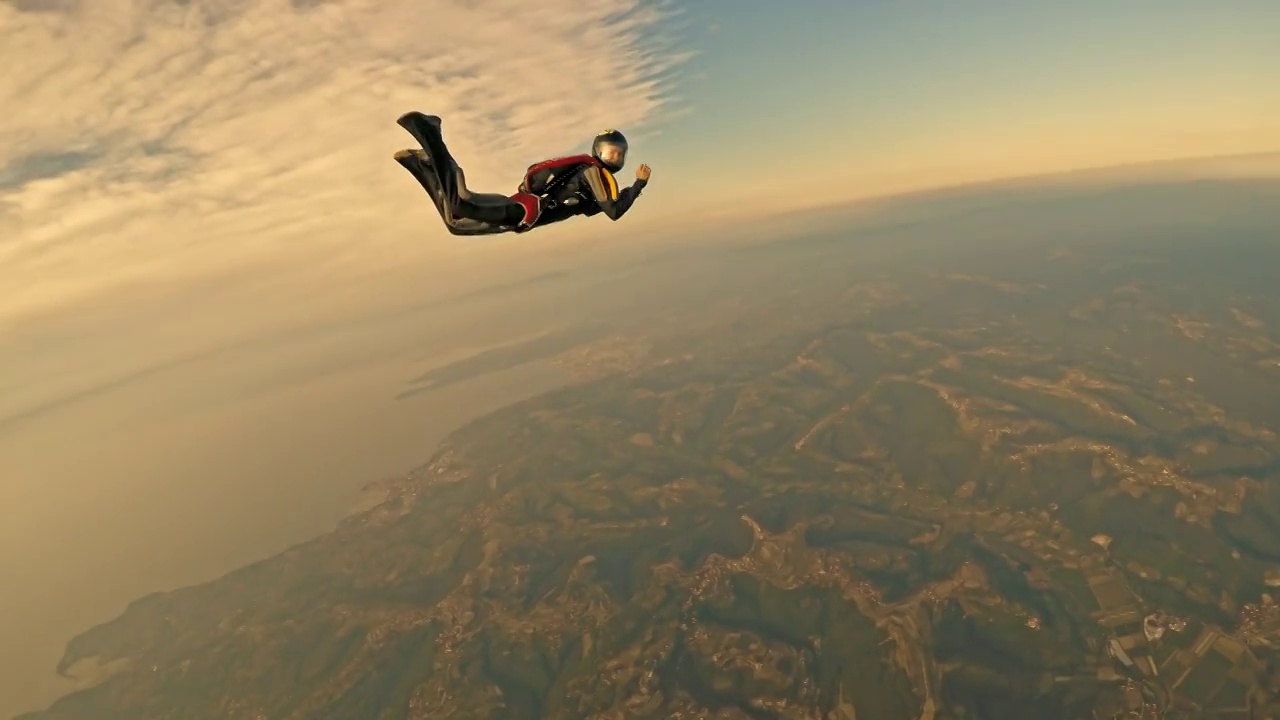 两名跳伞者在日落时享受着海岸线上空的空气视频素材