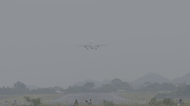 飞机起飞。(4 k劣质的画面)视频素材
