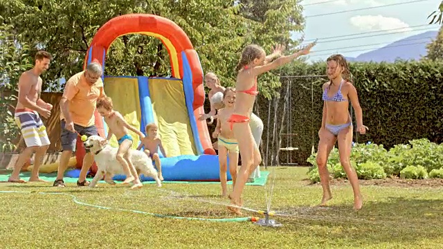 小朋友们在一个炎热的夏天享受一个游园会视频素材