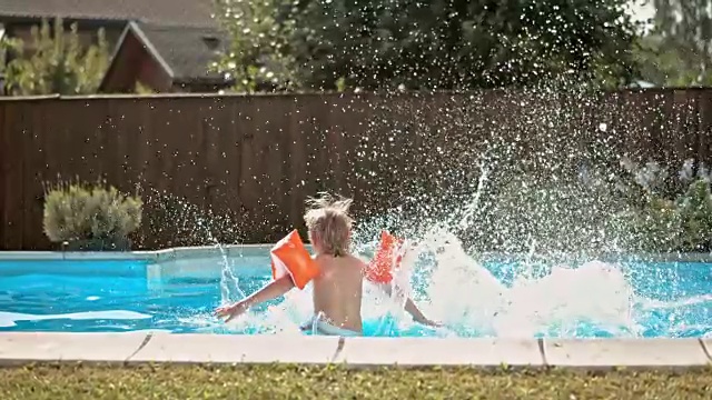 两个小男孩跳进游泳池视频下载