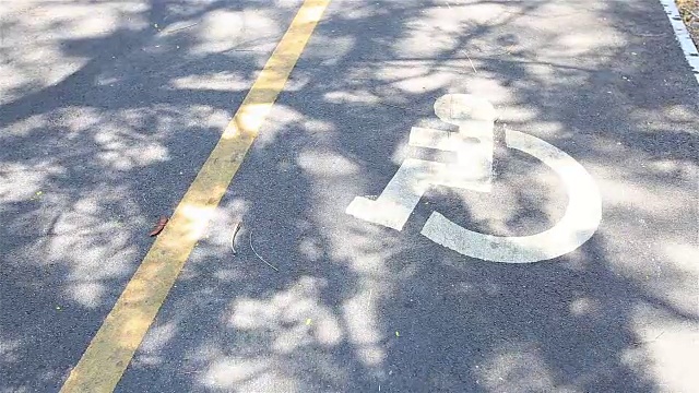 高清平移:道路上的残疾人轮椅标志。视频下载