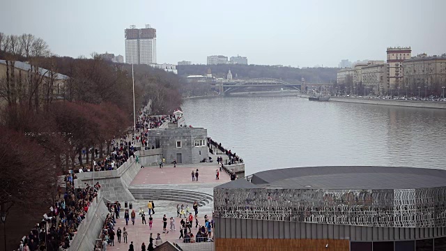 人们走在莫斯科河的河堤上视频下载