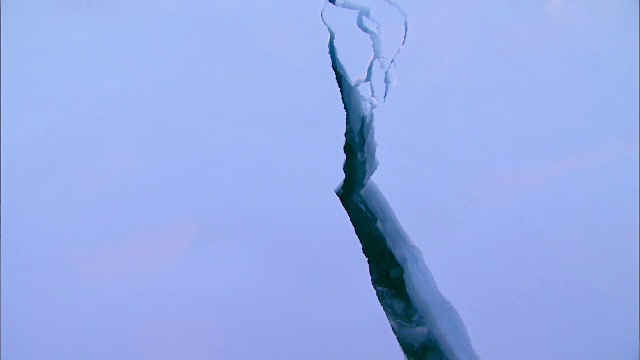 这是北极冰川融化和破裂的照片视频下载