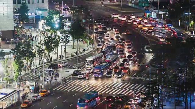 东大门时尚城夜间交通繁忙视频素材