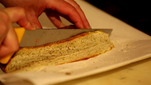 切割自制的面包视频素材