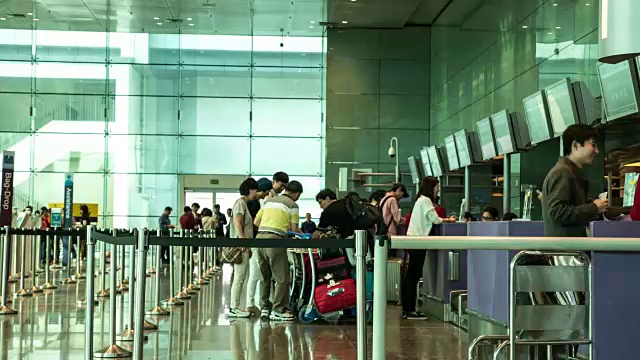 旅客在机场办理登机手续时拥挤的时间间隔视频素材