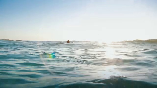 冲浪者女孩在海上行动视频素材