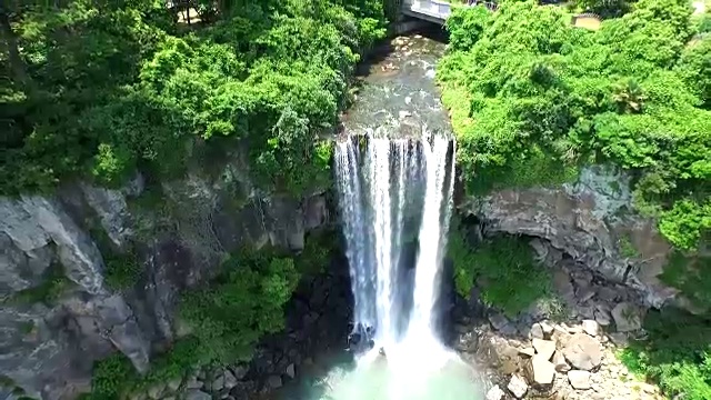 正邦瀑布鸟瞰图(瀑布直接流入大海)视频素材