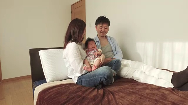 有新生儿的幸福家庭视频素材