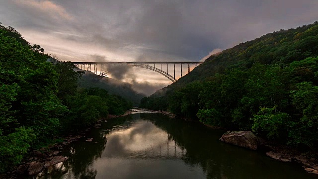 在西弗吉尼亚州的新河峡谷大桥上的云的美丽的时间流逝镜头。视频素材