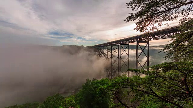 美丽的时间流逝拍摄的云通过新河峡谷大桥在西弗吉尼亚州。视频素材