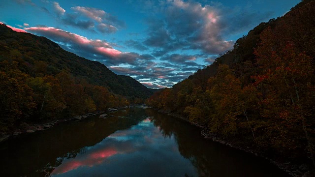 西弗吉尼亚州新河峡谷破晓的时间流逝序列。视频素材