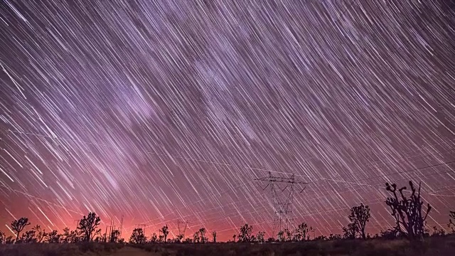 壮观的时间流逝序列显示了穿过莫哈韦沙漠的星迹。视频下载