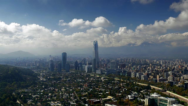 天际线鸟瞰图的智利圣地亚哥与科斯坦内拉塔和安第斯山脉视频素材