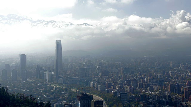 从Cerro San Cristobal山顶俯瞰Costanera中心和城市街道视频素材