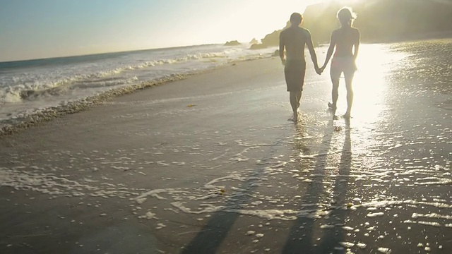 MS TD TU POV TS一对年轻浪漫的情侣一起在日落的海滩上散步/美国加州马里布视频素材