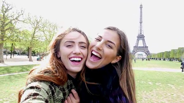 在巴黎自拍的快乐女人视频下载