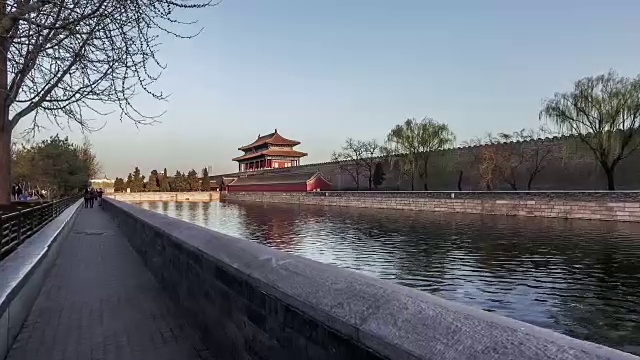 中国北京，2016年3月21日:日落时分，漫步并欣赏中国北京紫禁城塔的美丽景色视频下载