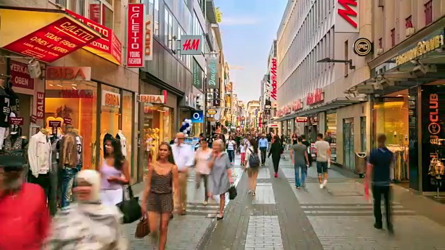 4K时光流逝:购物区拥挤的行人视频素材